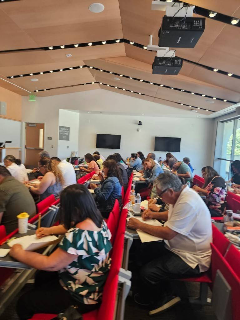 Ejercicio grupal de escritura y reflexión emocional